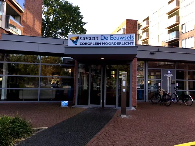 Entree van Zorgplein Noorderlicht aan de Nieuwveld, waar Fysiotherapie Nieuwhuis gevestigd is